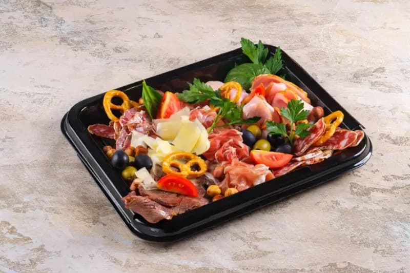 Антипасти к вину из мясных деликатесов