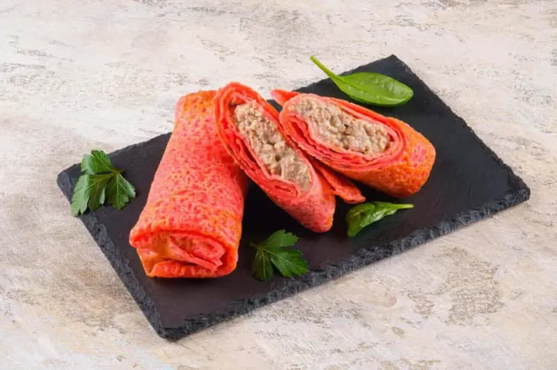 Блинчик с мясом и сливочным соусом