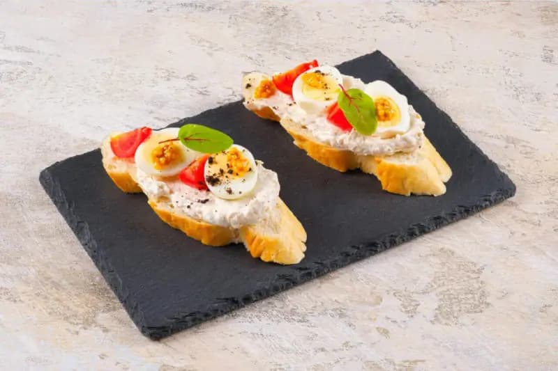 Брускетта с муссом из тунца