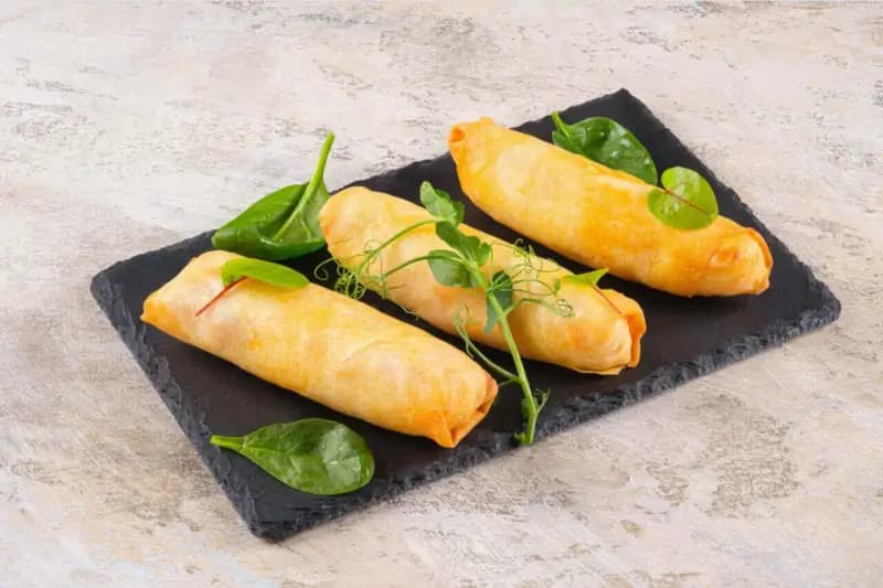 Спринг ролл с курицей и ореховым соусом