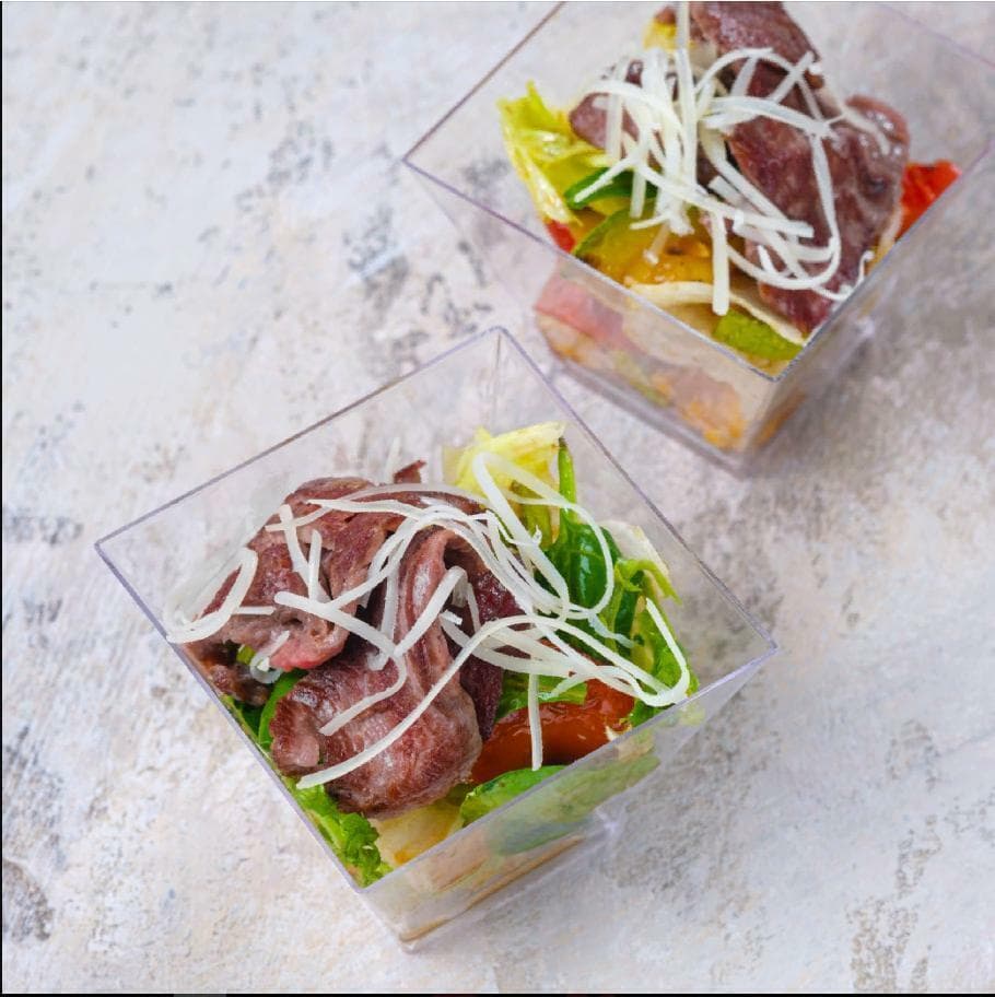 Салат с телятиной, овощами и соусом понзу